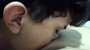 Hermanastro pervertido lame el delicioso coño de la hermanastra latina de 18 años