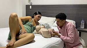 mi hermanastra quiere ense�arme a follar con la mu�eca, pero �quiere mi pene tambi�n!