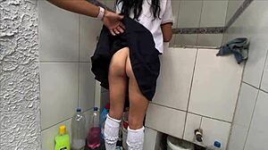 que ricas nalguitas tiene mi hijastra en uniforme escolar