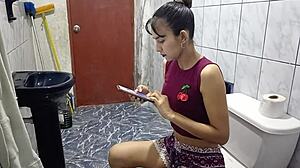 Me espiaron en el baño y terminé follando