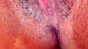 गीली चूत की मुठ बड़ी होंठों और नेचुरल चूचियों से