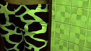 mi madrastra me encuentra masturbandome con su tanga y me lo chupa parte 1