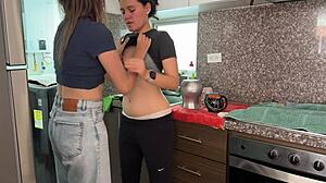 a mi vecina le encanta que yo la acompañe a tomar café, pero terminamos lamiendo coños al aire libre