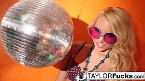 Hot 70s Sluts Finger Each Others Cunts