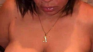 mi madrastra me encuentra masturbandome con su tanga y me lo chupa parte 1