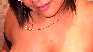 mi madrastra me encuentra masturbandome con su tanga y me lo chupa parte 1