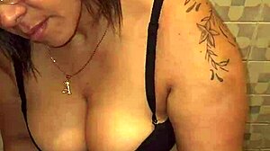 mi madrastra me encuentra masturbandome con su tanga y me lo chupa parte 1