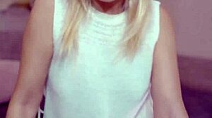 Hot Babe Masturbates On WhatsApp Call.