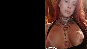 ruiva gostosa provoca f�s na web com seus peitos rosados