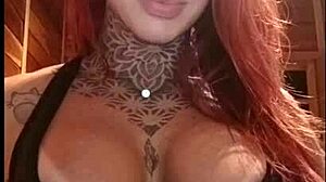 ruiva gostosa provoca f�s na web com seus peitos rosados