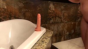 Novinha with big ass sits on dick online.