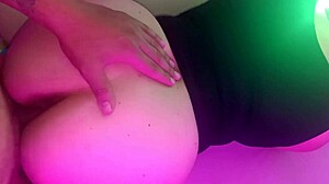 descubrí que la esposa de mi mejor amigo es la puta del bar, me deja follarla sin condon a cambio de mi silencio 2