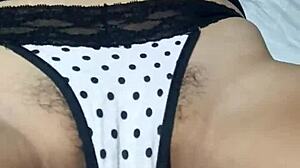 Mi cochito se moja cuando me toca el maldito viejo asqueroso