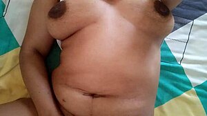 Morrita Estudiante Calentandose La Vagina Apretada Disfrutando De Su Cuerpo Desnudo.