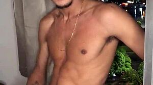 garoto safado batendo punheta na janela do predio