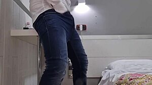 Cazzo Enorme Sborra Sega Potente e Culo Maschile Sexy - Geme e Gode in Camicia Bianca Guarda Come Ti Sborro in Bocca