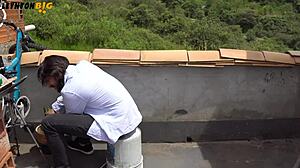 Me follo a mi vecina en la terraza cuando su marido no esta medellin de fondo nos ve follar