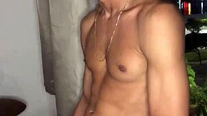 garoto safado batendo punheta na janela do predio