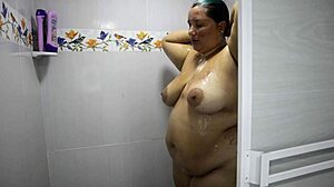 Chica Gordita de Tetas Grandes en la Ducha