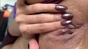 Mira que rico me masturbo con mi dildo nos masturbamos juntos