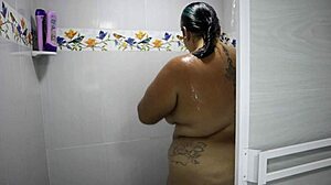 Chica Gordita de Tetas Grandes en la Ducha