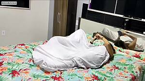 vadia ta fazendo siririca do meu lado e si fudeu caiu na rola ate fazer o macho gozar