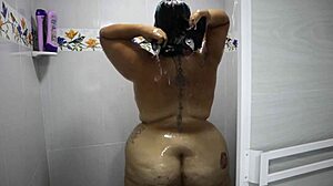 Chica Gordita de Tetas Grandes en la Ducha