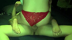 Comadre montando verga en tanguita roja de encaje rico culito