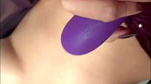 Mira que rico me masturbo con mi dildo nos masturbamos juntos