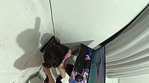 Dona de casa paga técnico com a bunda enquanto marido está fora