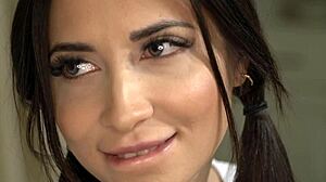 किंकी पोलिना स्वीट बीबीसी लंड की पूरी चुदाई का मजा ले रही