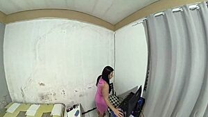 Dona de casa paga técnico com a bunda enquanto marido está fora