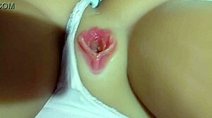 probando por primera vez un juguete rosado