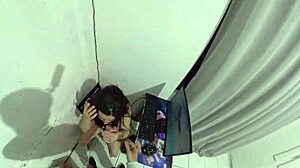 Dona de casa paga técnico com a bunda enquanto marido está fora