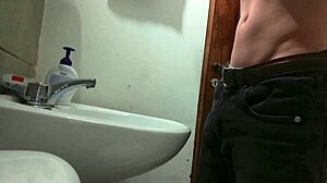 watch me fuck my hand while being skinny and sexy