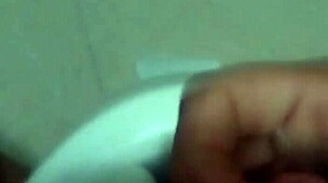 me la jalo en el baño