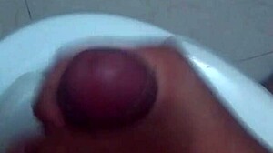 me la jalo en el baño