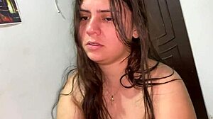 hijastra se despert� de un enorme chorro y se corri� en sus bragas gracias a mis dedos y dildo