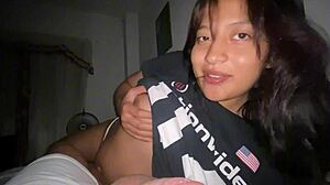 mi hermanastra me da sentones con su tanga blanca puesta 😏