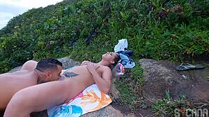 Loira muito gostosa transando na praia com surfista e filmei tudo escondido