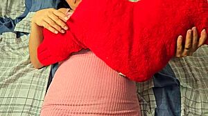 quer ver minha namorada virgem perder a buceta pro meu pau?