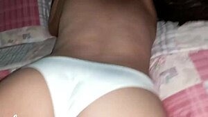 la pongo a cabalgar mi verga en sus bragas blancas sexis