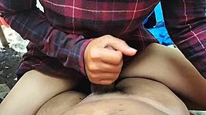 Indo maid sneaks behind house for viral blowjob handjob cumshot with young Asian master