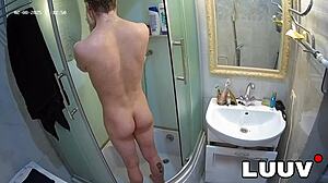 wanna see luuv's quick shower before she fucks on cam?