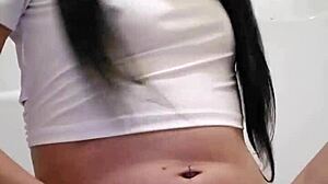 गीला टी-शर्ट