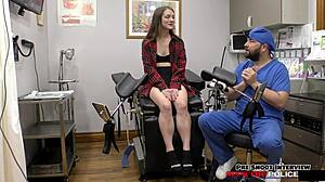 ब्लोंड कांस्टेबल मीरा मुनरो बैकस्टेज डीपथ्रोट फेसफक से ब्लैकमेल