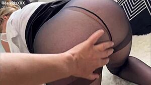 doesn't this sexy gilf give the best panty-free blowjob ever??