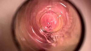 कैमरा मिया की टाइट क्रीमी टपकती चूत में गहराई तक घुसा