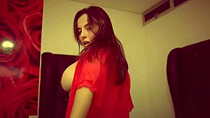 रेड लिंगरी वाली लैटिना खुद चूत छूने को बेग कर रही?