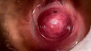 कैमरा मिया की टाइट क्रीमी टपकती चूत में गहराई तक घुसा